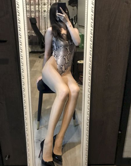 我脱了老师内衣摸她胸的视频软件