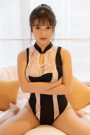 年轻女秘书