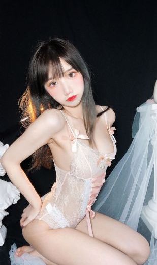 女人脱了内裤趴开腿让男躁动态图